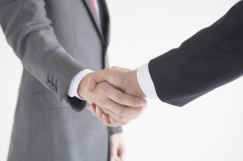 握手する2人のビジネスマン